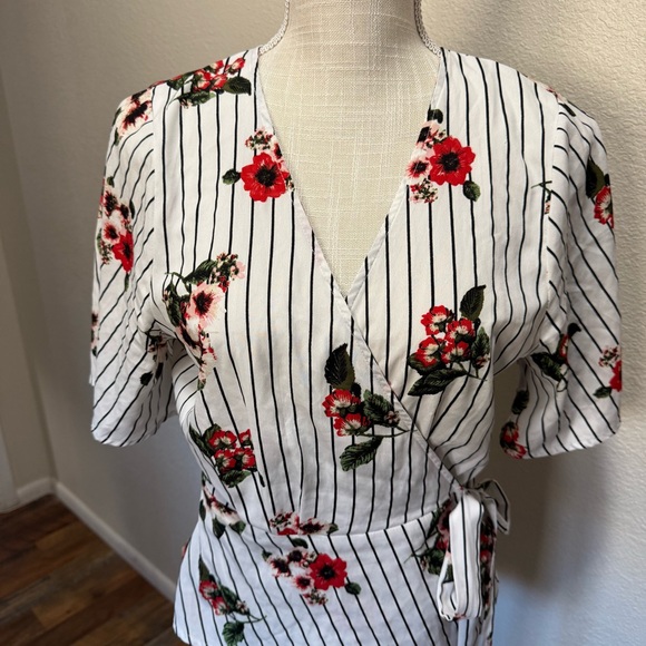 Midnight Sky - Floral Wrap Top - White with Red Flowers - Size Large - Picture 2 of 11